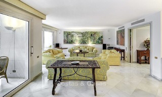 Luxe tweedelijns strandappartement te koop in een exclusief complex in het centrum van Marbella 11857 