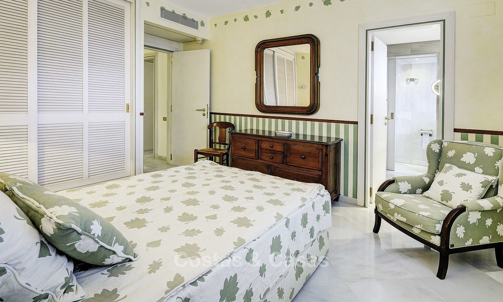 Luxe tweedelijns strandappartement te koop in een exclusief complex in het centrum van Marbella 11859