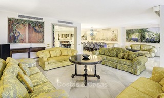 Luxe tweedelijns strandappartement te koop in een exclusief complex in het centrum van Marbella 11866 