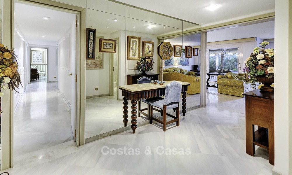 Luxe tweedelijns strandappartement te koop in een exclusief complex in het centrum van Marbella 11868