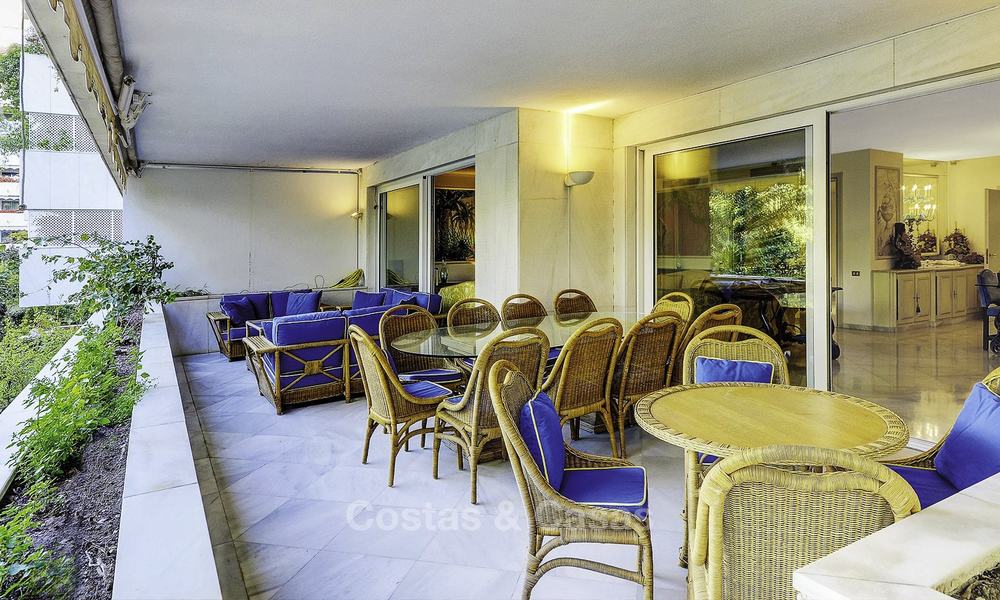 Luxe tweedelijns strandappartement te koop in een exclusief complex in het centrum van Marbella 11873