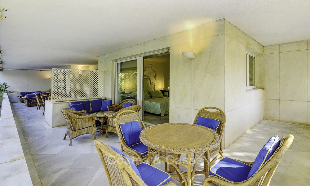 Luxe tweedelijns strandappartement te koop in een exclusief complex in het centrum van Marbella 11874