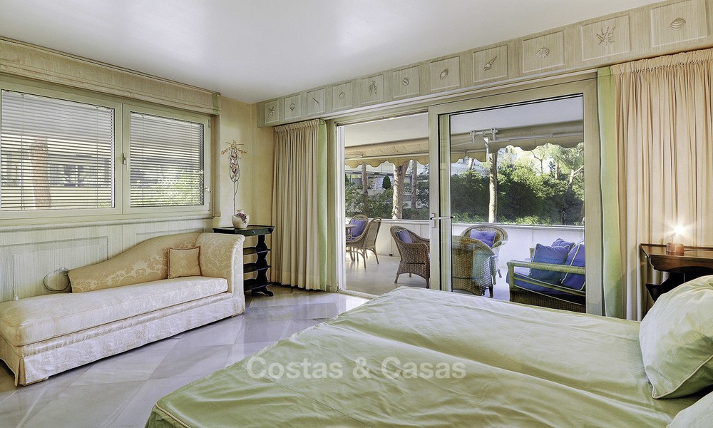 Luxe tweedelijns strandappartement te koop in een exclusief complex in het centrum van Marbella 11876