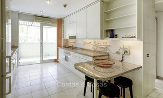 Luxe tweedelijns strandappartement te koop in een exclusief complex in het centrum van Marbella 11878 