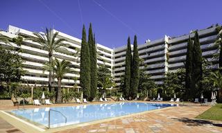 Luxe tweedelijns strandappartement te koop in een exclusief complex in het centrum van Marbella 11880 