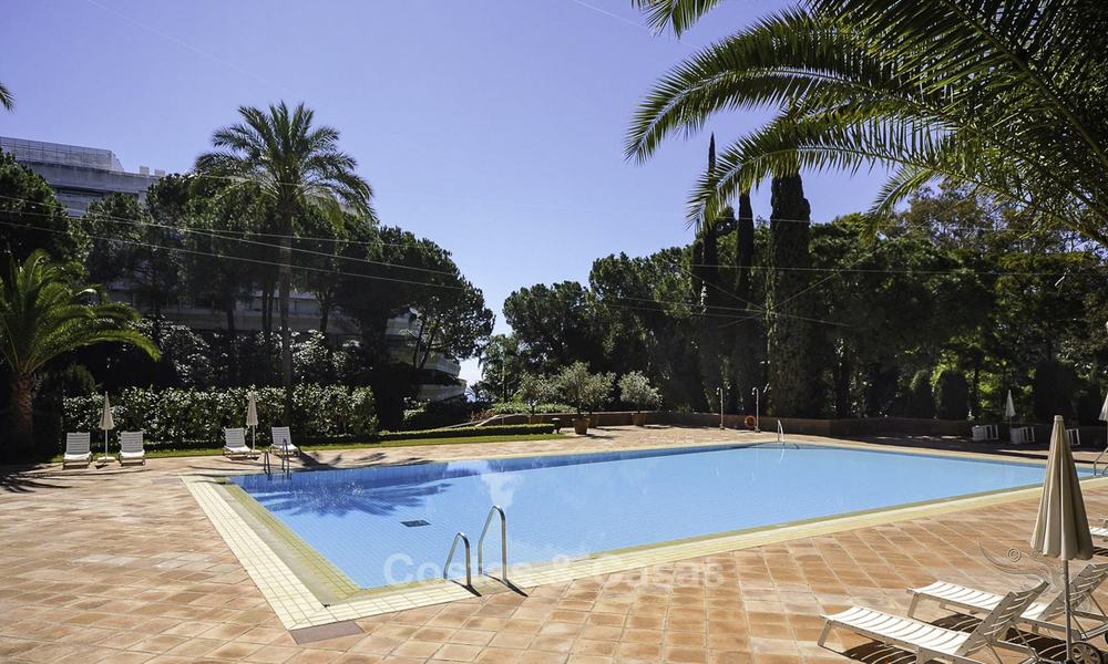 Luxe tweedelijns strandappartement te koop in een exclusief complex in het centrum van Marbella 11883