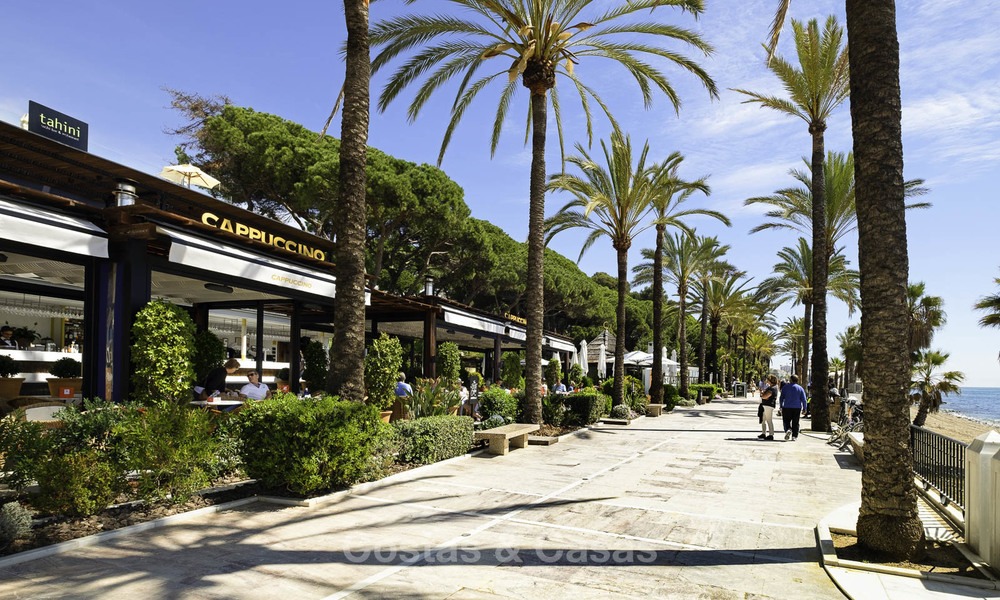 Luxe tweedelijns strandappartement te koop in een exclusief complex in het centrum van Marbella 12338