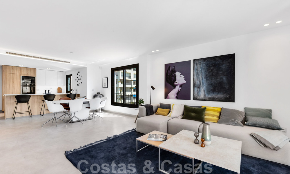 Volledig gerenoveerde luxeappartementen te koop, instapklaar, in het centrum van Puerto Banus, Marbella 28173