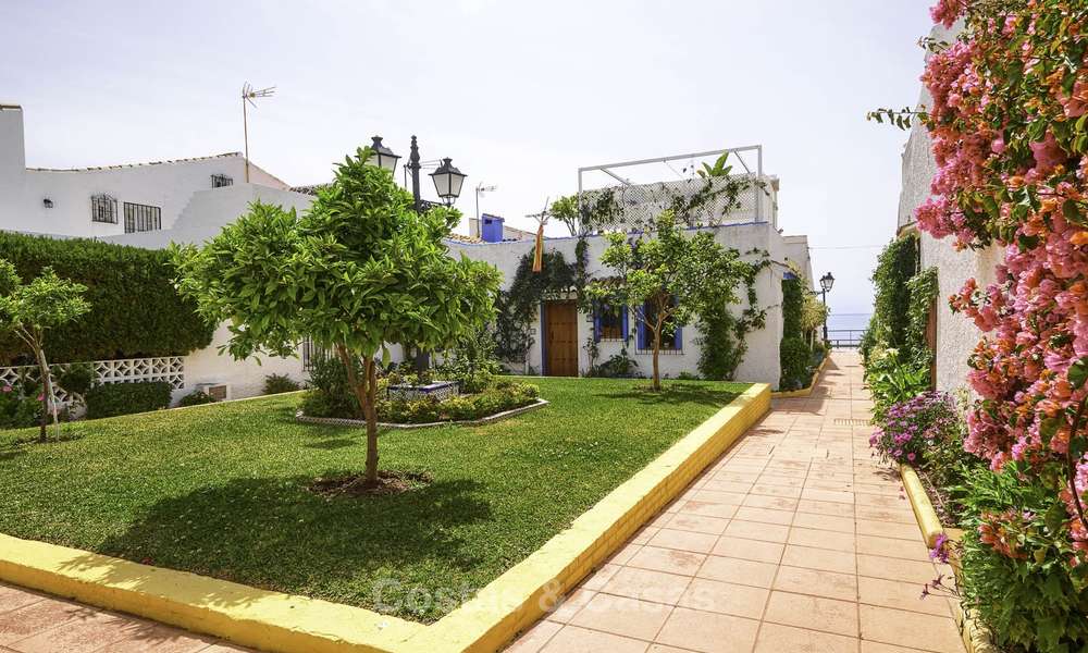 Gezellig gerenoveerd huis te koop in een eerstelijn strandurbanisatie op de New Golden Mile, Estepona - Marbella 12015