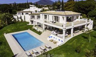 Prestigieuze luxe villa op een uitzonderlijke locatie te koop, eerstelijn golf, zeezicht en instapklaar - Nueva Andalucia, Marbella 17118 