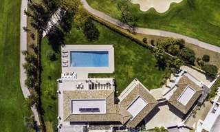 Prestigieuze luxe villa op een uitzonderlijke locatie te koop, eerstelijn golf, zeezicht en instapklaar - Nueva Andalucia, Marbella 17121 
