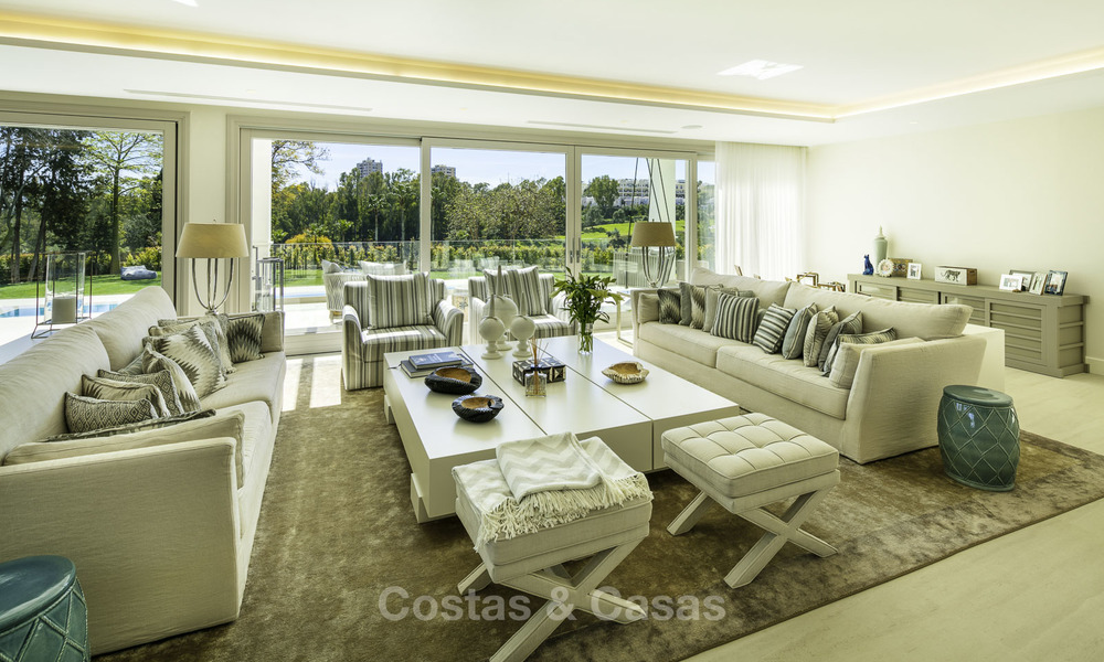 Prestigieuze luxe villa op een uitzonderlijke locatie te koop, eerstelijn golf, zeezicht en instapklaar - Nueva Andalucia, Marbella 17125