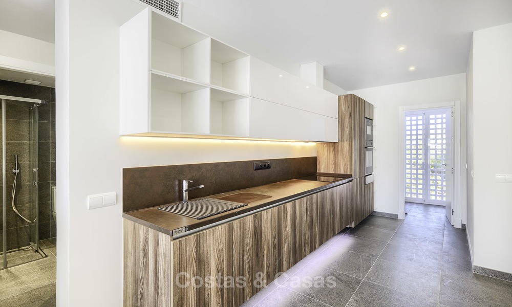 Modern, volledig gerenoveerd appartement in een strandcomplex te koop op de New Golden Mile tussen Marbella en Estepona 12220
