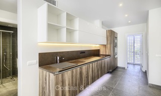 Modern, volledig gerenoveerd appartement in een strandcomplex te koop op de New Golden Mile tussen Marbella en Estepona 12220 
