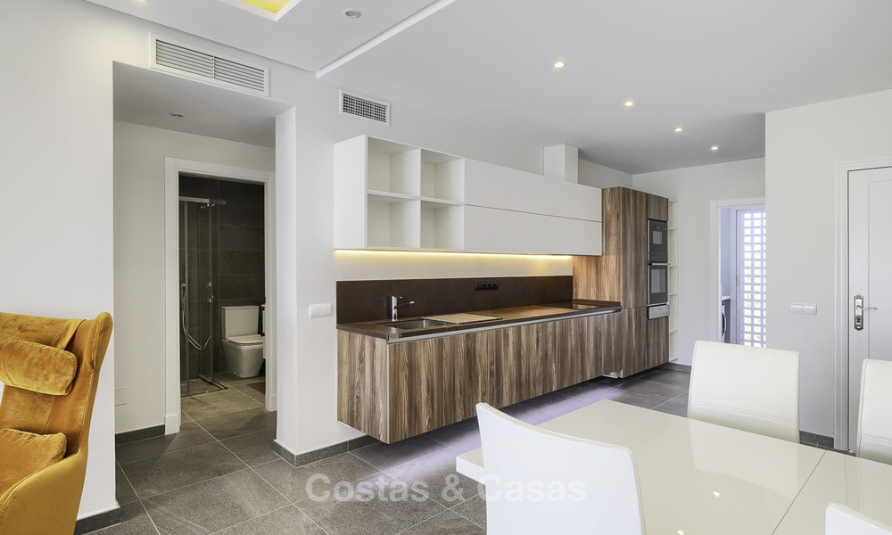 Modern, volledig gerenoveerd appartement in een strandcomplex te koop op de New Golden Mile tussen Marbella en Estepona 12224