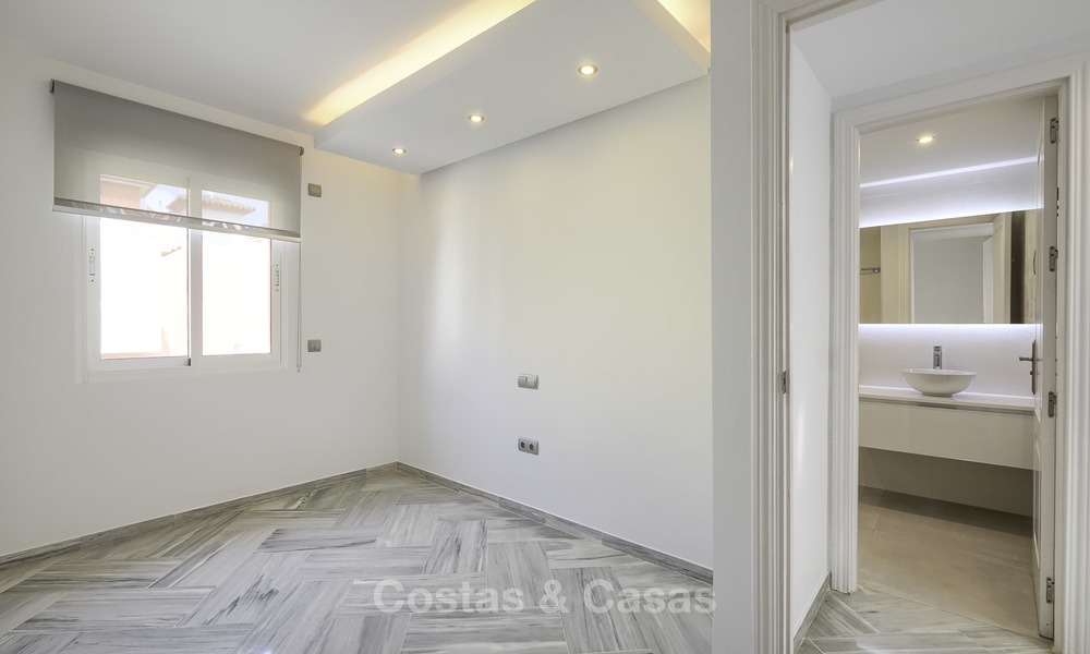 Gerenoveerd huis te koop, in een eerstelijnstrand complex, met zeezicht, op de New Golden Mile tussen Estepona en Marbella 12162