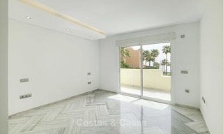 Gerenoveerd huis te koop, in een eerstelijnstrand complex, met zeezicht, op de New Golden Mile tussen Estepona en Marbella 12165 