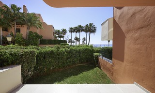 Gerenoveerd huis te koop, in een eerstelijnstrand complex, met zeezicht, op de New Golden Mile tussen Estepona en Marbella 12169 