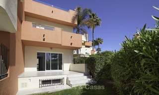 Gerenoveerd huis te koop, in een eerstelijnstrand complex, met zeezicht, op de New Golden Mile tussen Estepona en Marbella 12171 