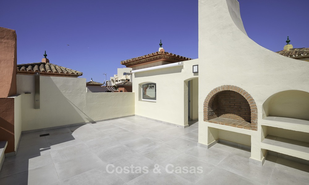 Gerenoveerd huis te koop, in een eerstelijnstrand complex, met zeezicht, op de New Golden Mile tussen Estepona en Marbella 12175
