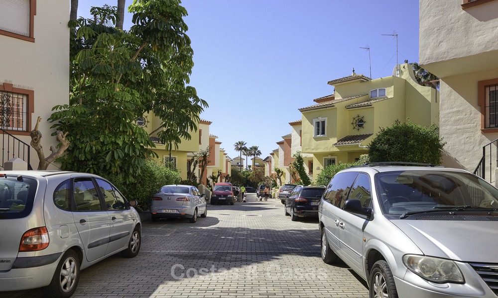 Gerenoveerd huis te koop, in een eerstelijnstrand complex, met zeezicht, op de New Golden Mile tussen Estepona en Marbella 12178