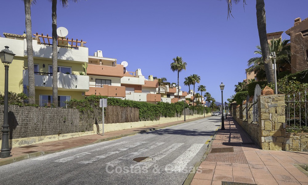 Gerenoveerd huis te koop, in een eerstelijnstrand complex, met zeezicht, op de New Golden Mile tussen Estepona en Marbella 12181