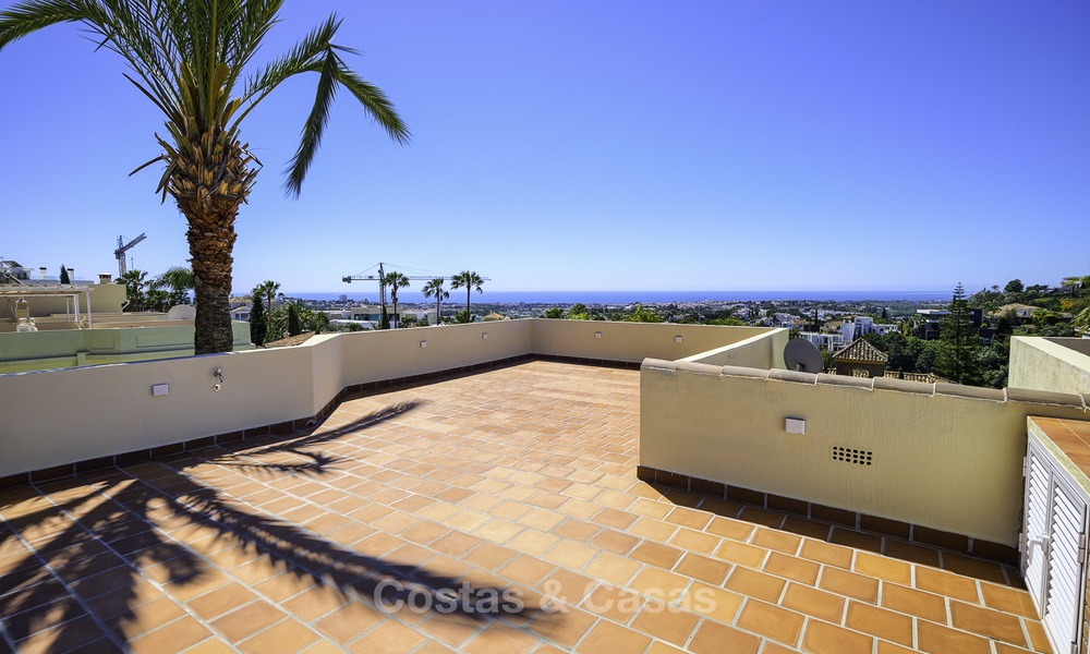 Charmant, volledig gerenoveerd huis te koop met zee- en bergzicht, in een prestigieus golfresort, Benahavis, Marbella 12215