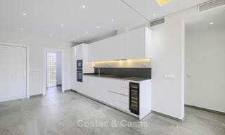 Nieuw ontworpen en volledig gerenoveerd appartement aan het strand te koop, tussen Estepona en Marbella 12477 