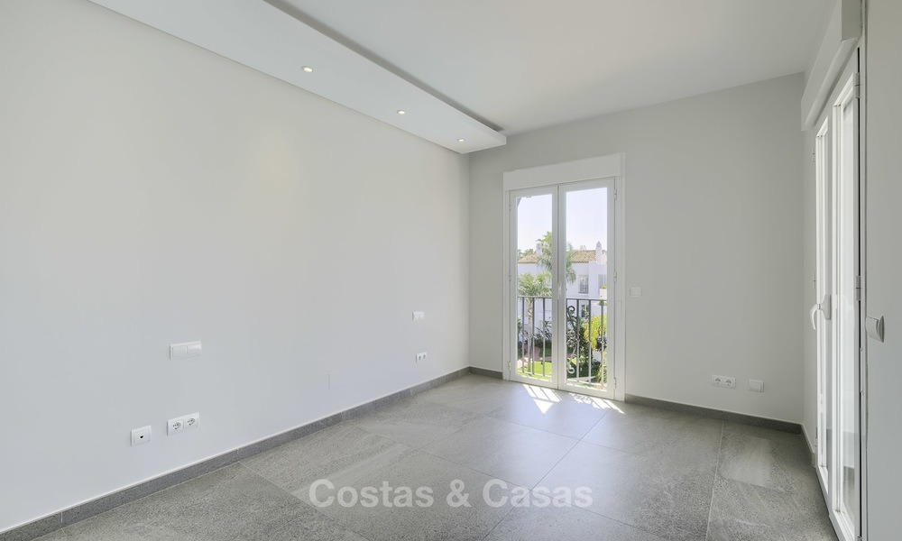 Nieuw ontworpen en volledig gerenoveerd appartement aan het strand te koop, tussen Estepona en Marbella 12482