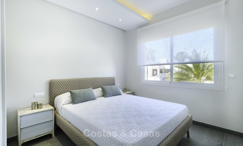 Volledig gerenoveerd penthouse appartement te koop in een populair strandcomplex tussen Marbella en Estepona 12487