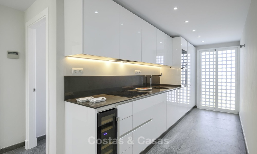 Volledig gerenoveerd penthouse appartement te koop in een populair strandcomplex tussen Marbella en Estepona 12486