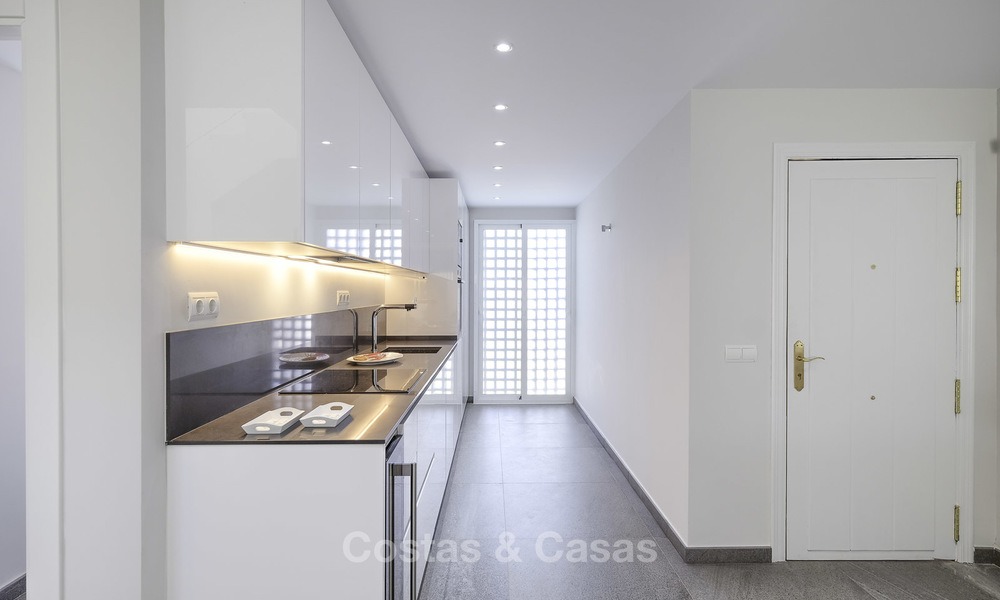 Volledig gerenoveerd penthouse appartement te koop in een populair strandcomplex tussen Marbella en Estepona 12488