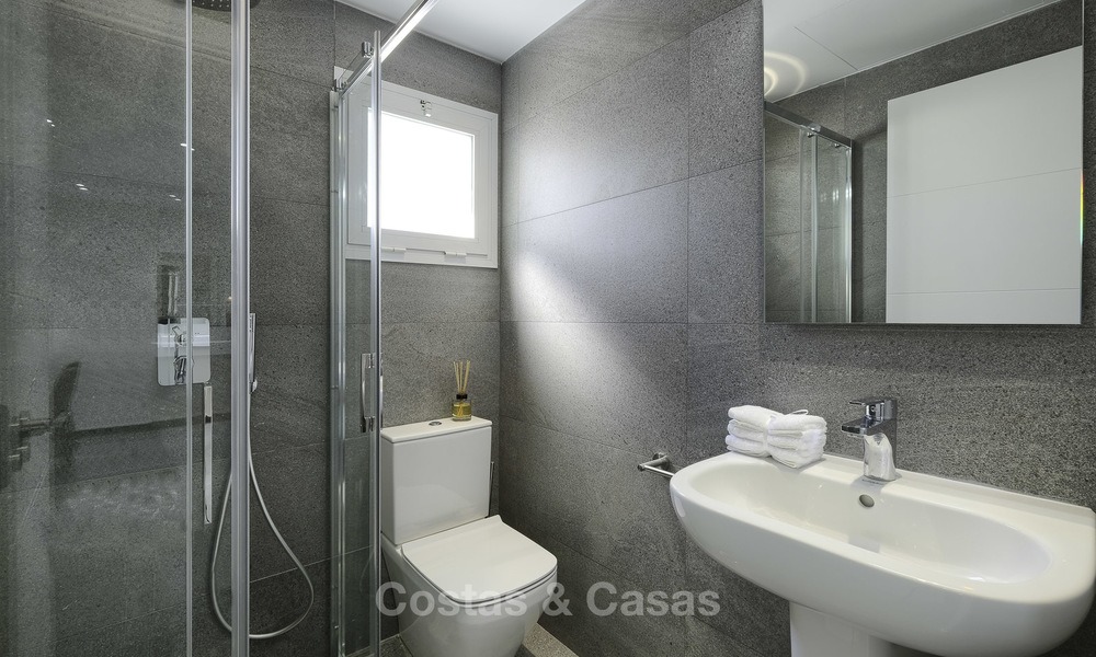 Volledig gerenoveerd penthouse appartement te koop in een populair strandcomplex tussen Marbella en Estepona 12489