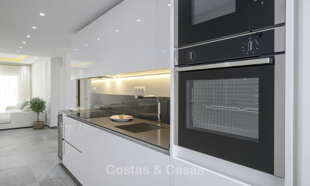 Volledig gerenoveerd penthouse appartement te koop in een populair strandcomplex tussen Marbella en Estepona 12490