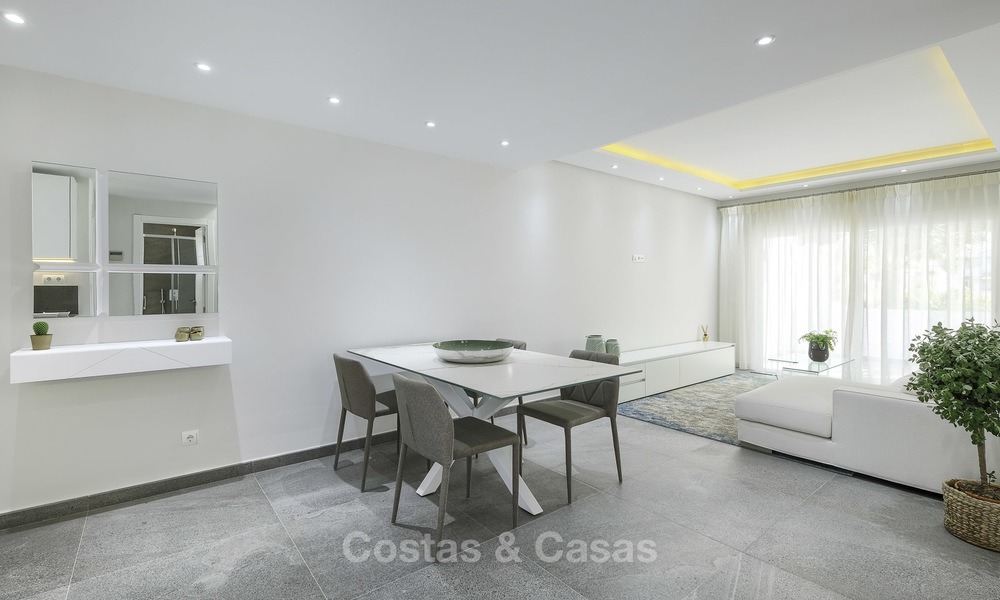 Volledig gerenoveerd penthouse appartement te koop in een populair strandcomplex tussen Marbella en Estepona 12492