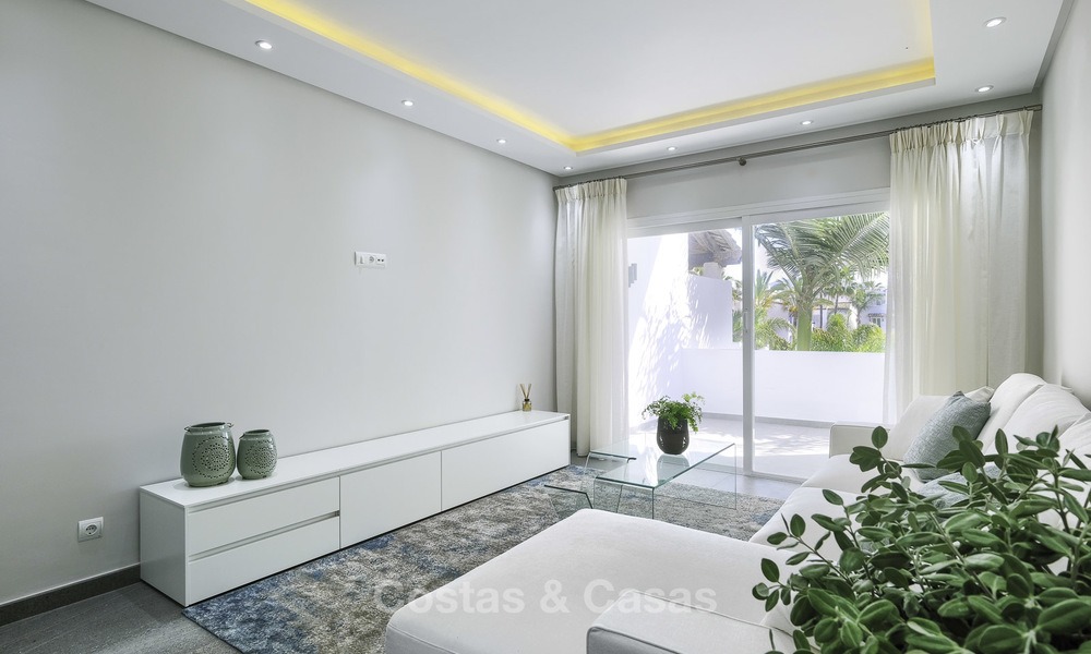 Volledig gerenoveerd penthouse appartement te koop in een populair strandcomplex tussen Marbella en Estepona 12493