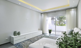 Volledig gerenoveerd penthouse appartement te koop in een populair strandcomplex tussen Marbella en Estepona 12493 