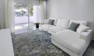 Volledig gerenoveerd penthouse appartement te koop in een populair strandcomplex tussen Marbella en Estepona 12494 