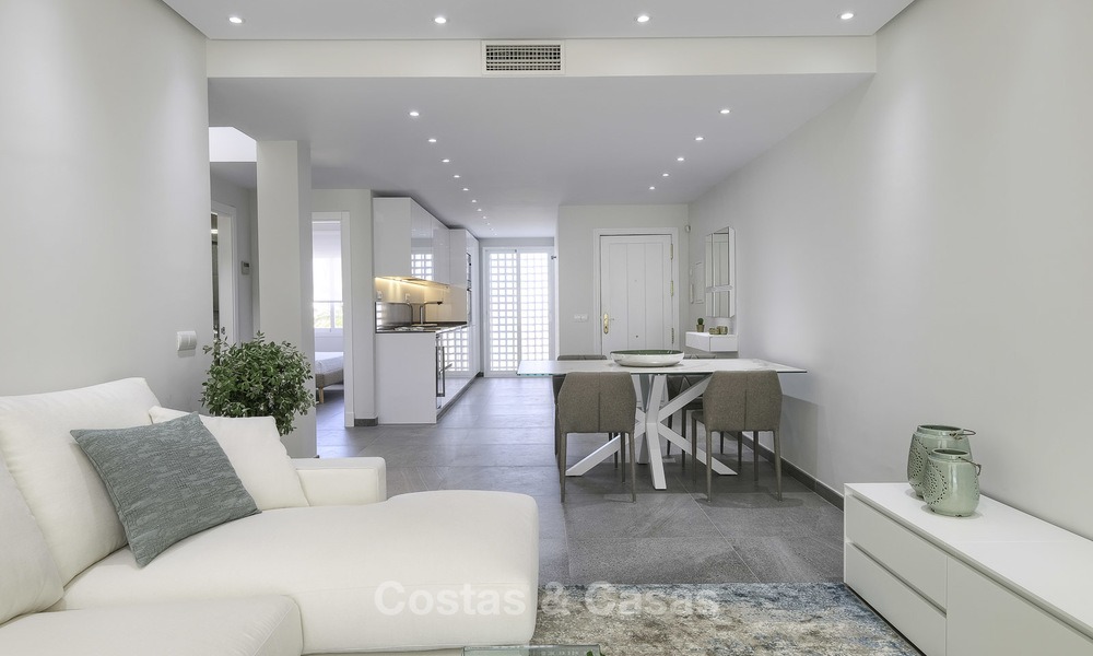 Volledig gerenoveerd penthouse appartement te koop in een populair strandcomplex tussen Marbella en Estepona 12495