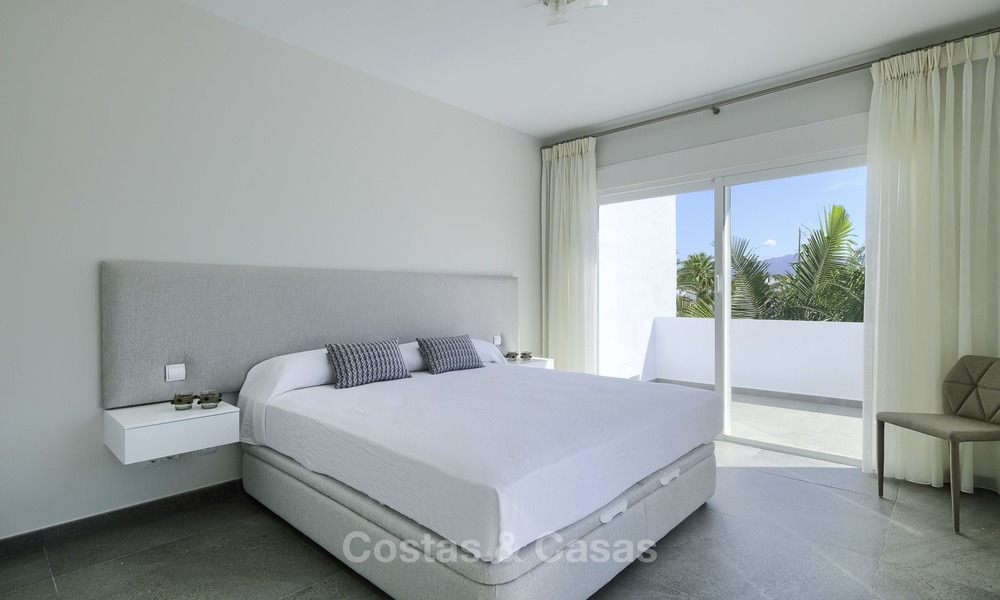 Volledig gerenoveerd penthouse appartement te koop in een populair strandcomplex tussen Marbella en Estepona 12501