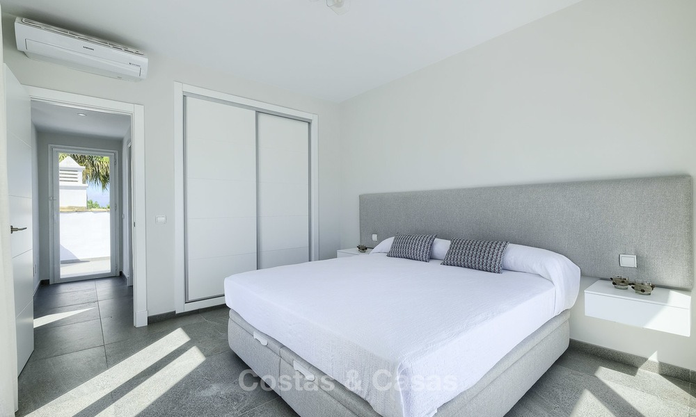 Volledig gerenoveerd penthouse appartement te koop in een populair strandcomplex tussen Marbella en Estepona 12502