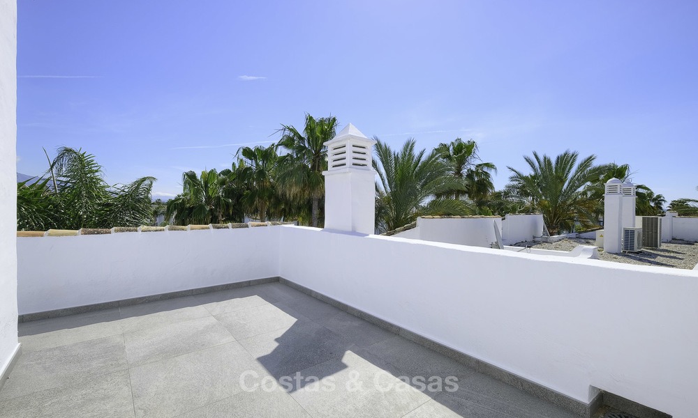 Volledig gerenoveerd penthouse appartement te koop in een populair strandcomplex tussen Marbella en Estepona 12503