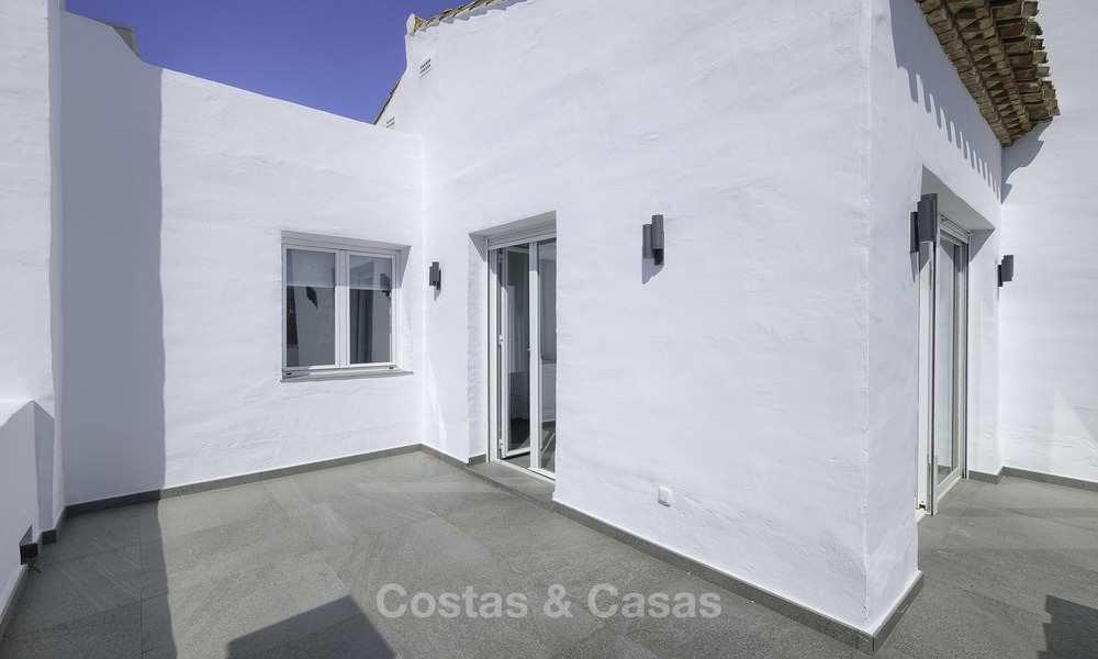 Volledig gerenoveerd penthouse appartement te koop in een populair strandcomplex tussen Marbella en Estepona 12505