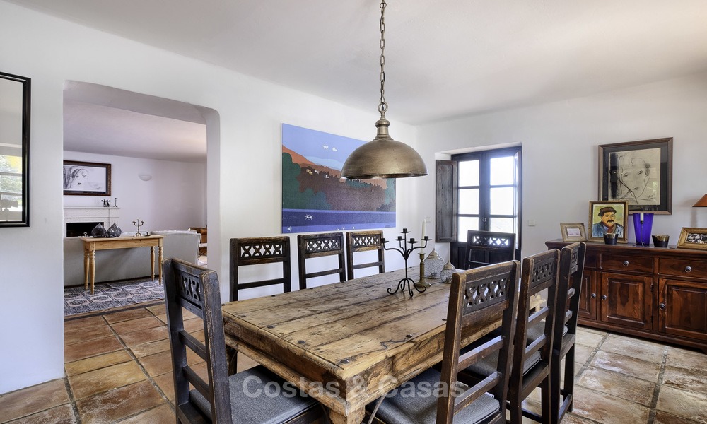 Charmante traditionele villa met panoramisch zee- en bergzicht te koop in El Madroñal, Benahavis, Marbella 12590