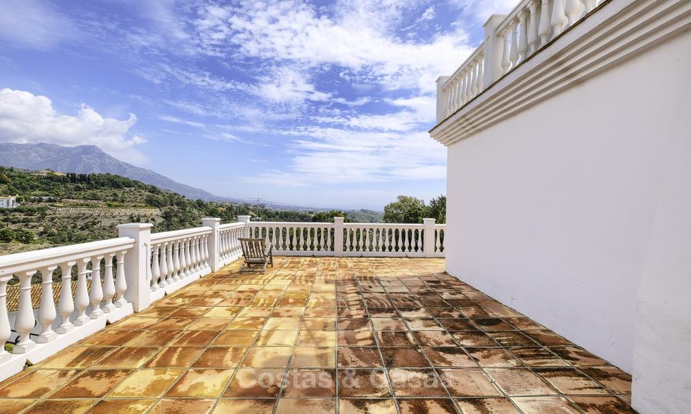 Charmante traditionele villa met panoramisch zee- en bergzicht te koop in El Madroñal, Benahavis, Marbella 12609