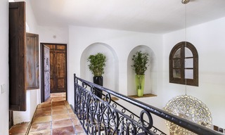 Charmante traditionele villa met panoramisch zee- en bergzicht te koop in El Madroñal, Benahavis, Marbella 12613 