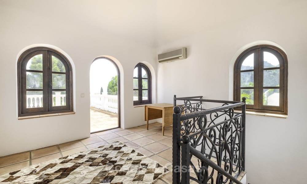 Charmante traditionele villa met panoramisch zee- en bergzicht te koop in El Madroñal, Benahavis, Marbella 12619