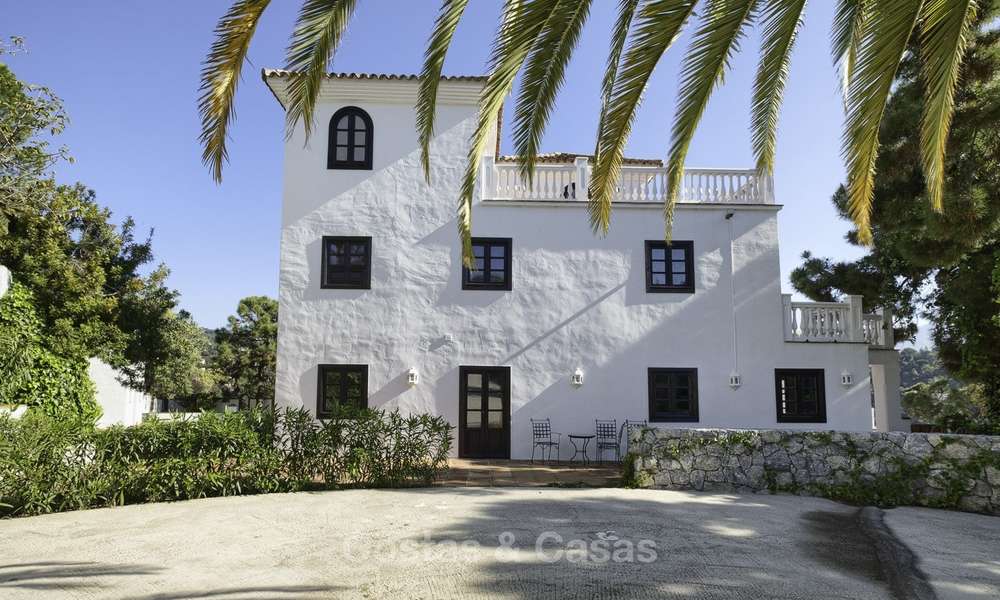 Charmante traditionele villa met panoramisch zee- en bergzicht te koop in El Madroñal, Benahavis, Marbella 12625