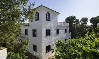 Charmante traditionele villa met panoramisch zee- en bergzicht te koop in El Madroñal, Benahavis, Marbella 12628 