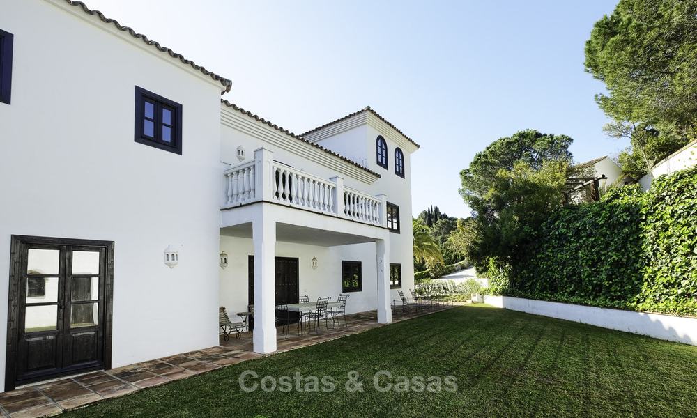 Charmante traditionele villa met panoramisch zee- en bergzicht te koop in El Madroñal, Benahavis, Marbella 12630